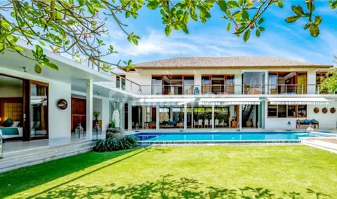 13% off: 5-bed luxury villa with 18 m pool on 831 m², walking distance to Petitenget beach