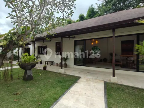 10% off: 5-bed traditional-elegant villa on 1,240 m² in Jimbaran, near GWK and Taman Rama school